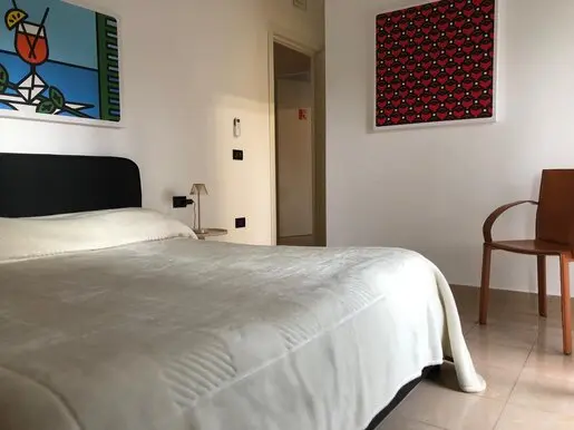 Vista completa della Camera Rosse Rosse